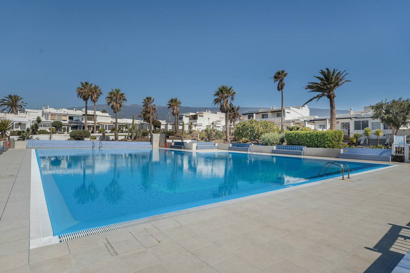 Apartamento entero, Vacaciones 'Agua Y Sol I' con piscina compartida, terraza privada y Wi-Fi in Porís de Abona, Tenerife Sur