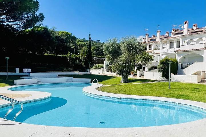 Gîte pour 6 personnes, avec piscine ainsi que jardin et balcon, animaux acceptés