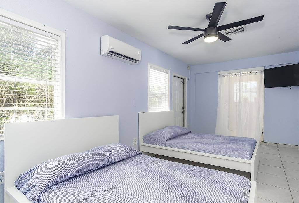 5 Seas Retreat 4 bed 2 bath dock, pool, Sandy Beach Dockage For up to a 25 ft boat in Marathon, Monroe County