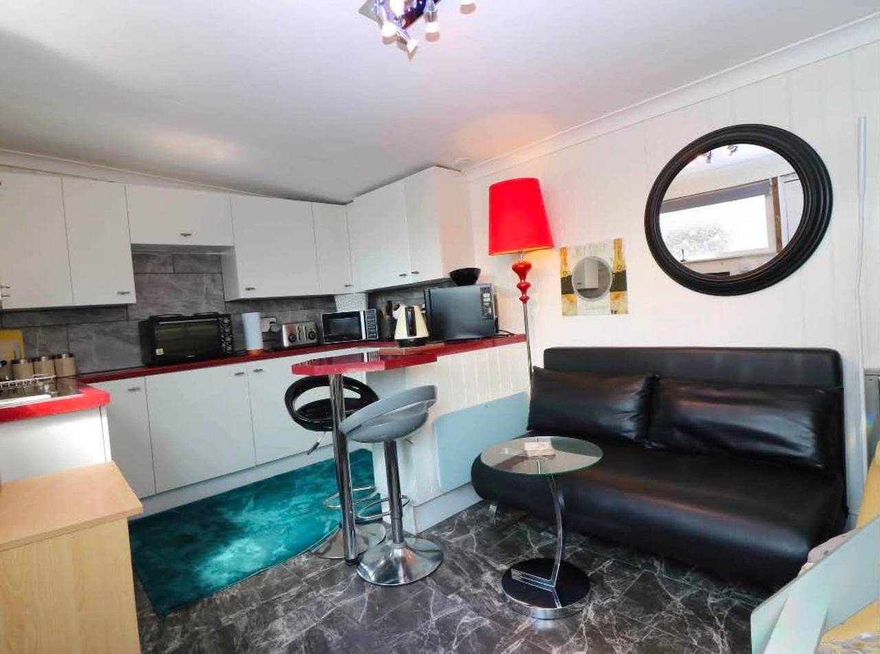 Cabin for 2 - Hot Tub, Infrared Sauna, Parking in Fife region