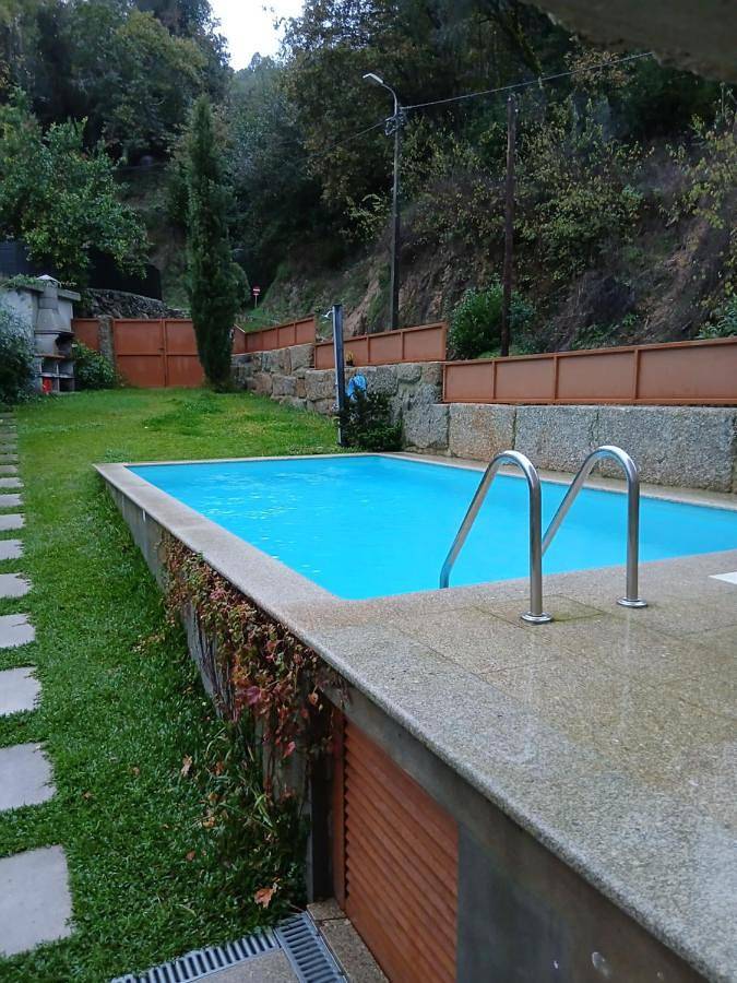 Gîte pour 10 personnes, avec jardin et vue sur le lac ainsi que vue et piscine dans Alpendurada - 4