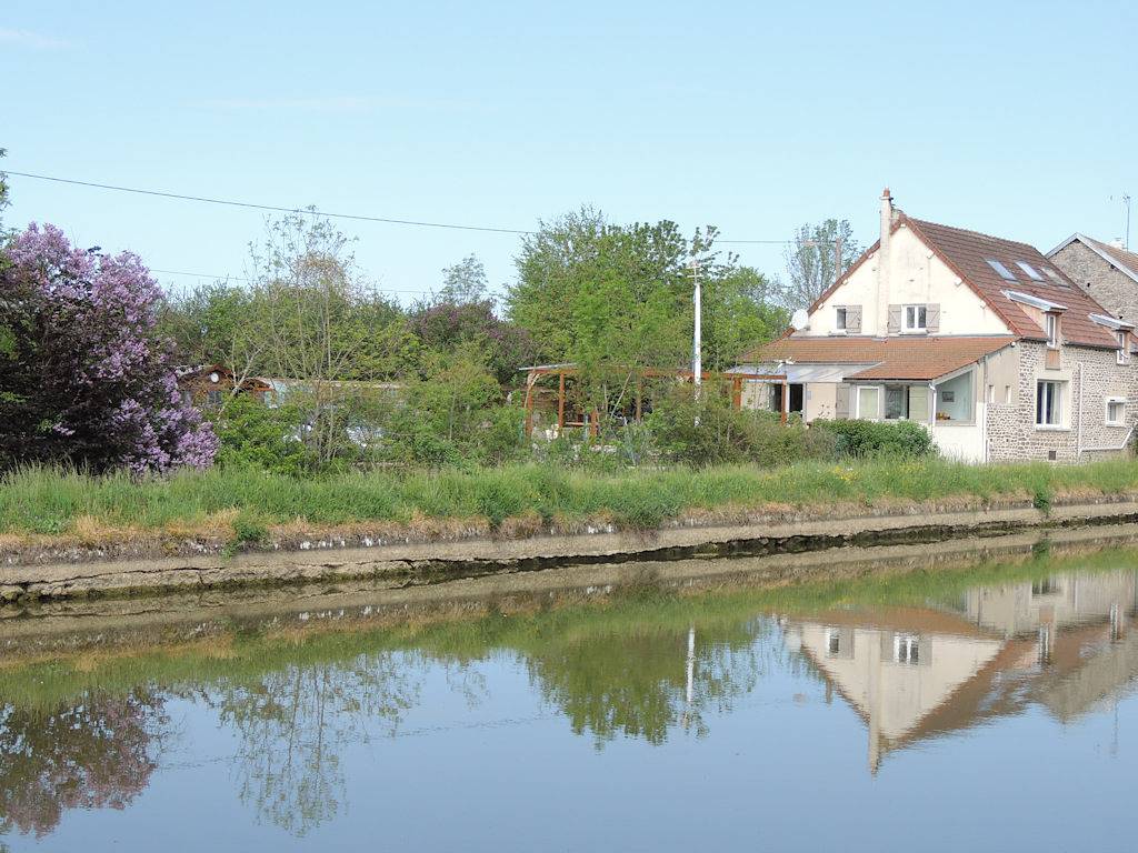 Chambres d'hôtes "Au Bord du Canal" - L'Étoile in Vandenesse-en-Auxois, Région de Beaune
