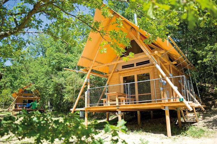 Parc de vacances pour 5 personnes, avec terrasse et sauna ainsi que jacuzzi et piscine à Rillé