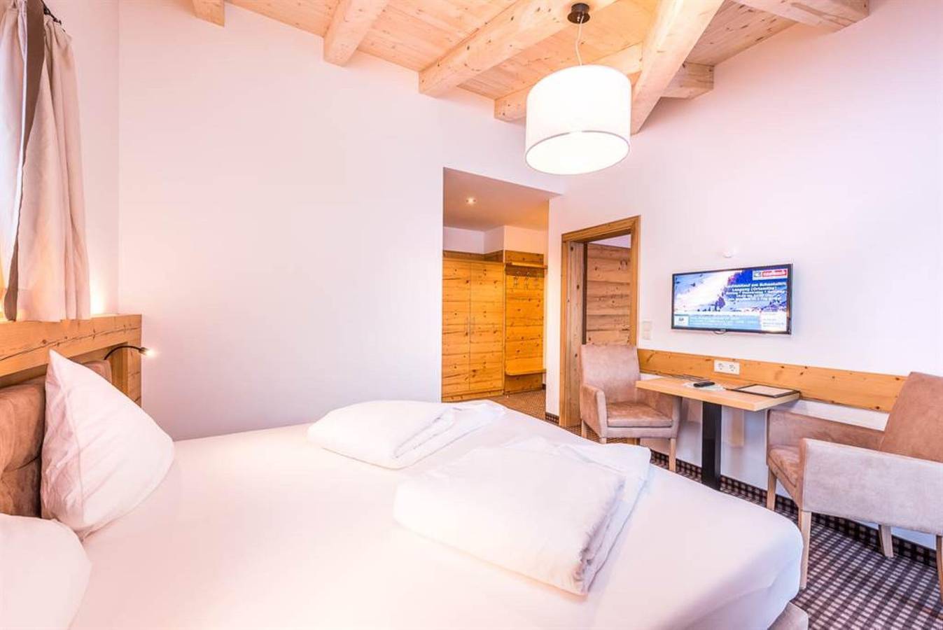 Entire holiday apartment, Doppelzimmer in Leogang, Saalbach-Hinterglemm