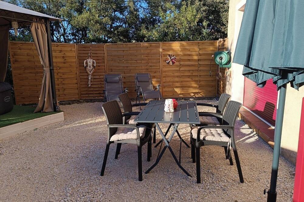 Chambre d'hôte, tout confort intimiste, jacuzzi en saison, idéalement situé in Dions, Région de Nîmes