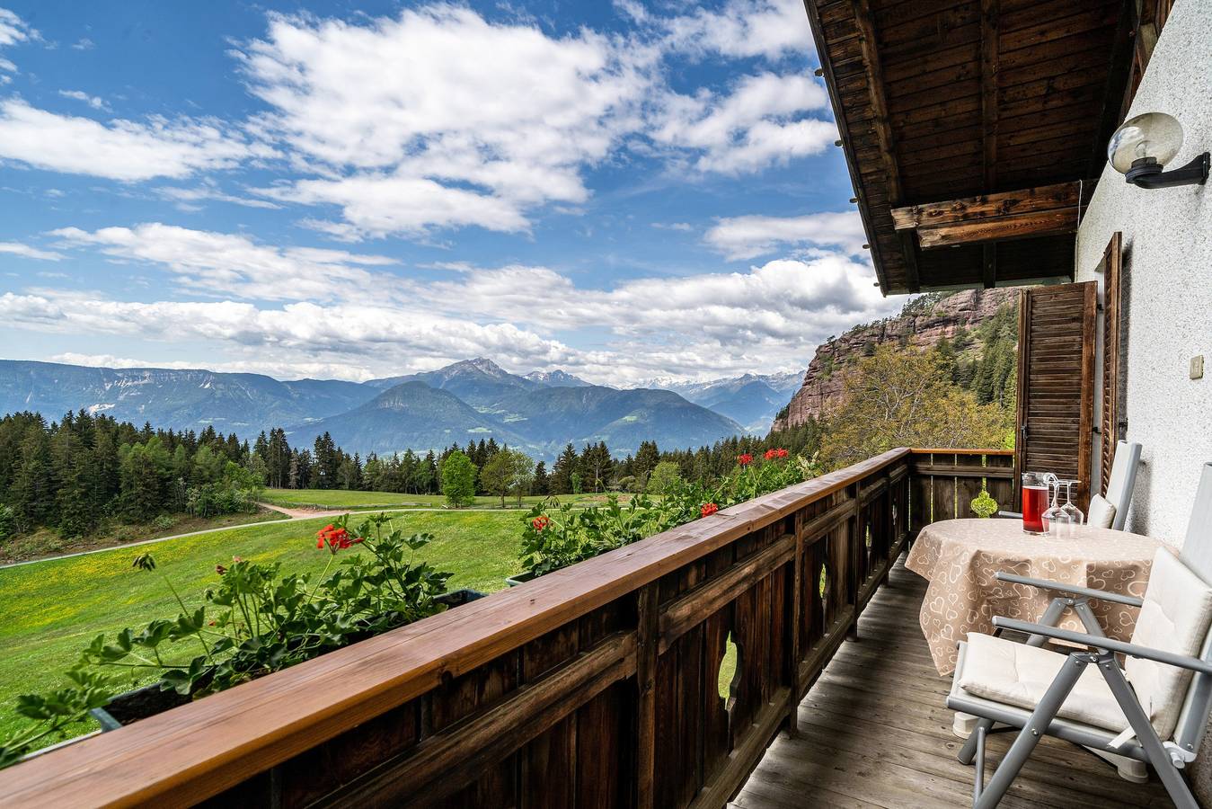 Apartamento entero, Apartamento vacacional "Rotsteinhof Abendrot" con balcón y Wi-Fi in Verano, Alpes de Sarntal
