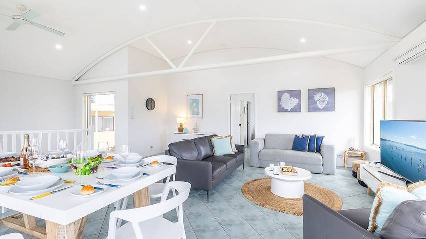 Holiday home for 8 people, with balcony in Fingal Bay