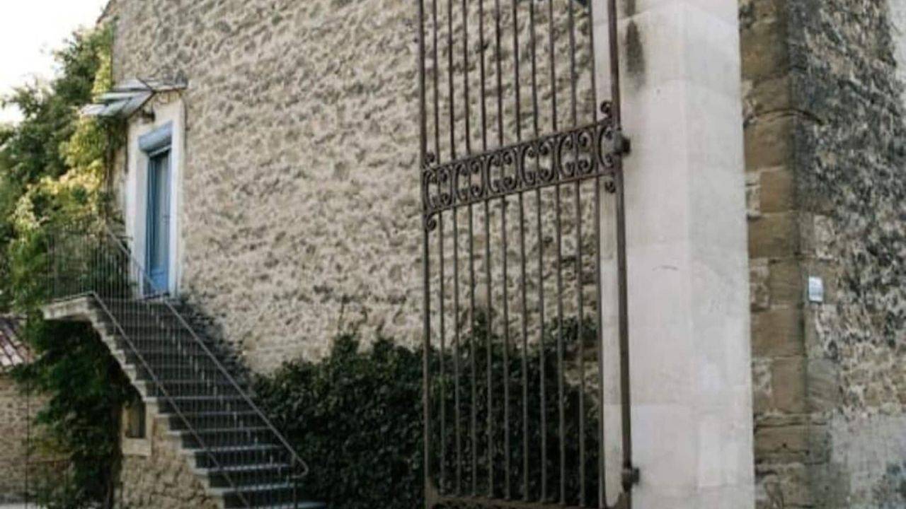 Entire holiday apartment, Luxurious Apartment with Pool and Parking, 800m to Althen-des-Paluds in Althen-des-Paluds, Vaucluse