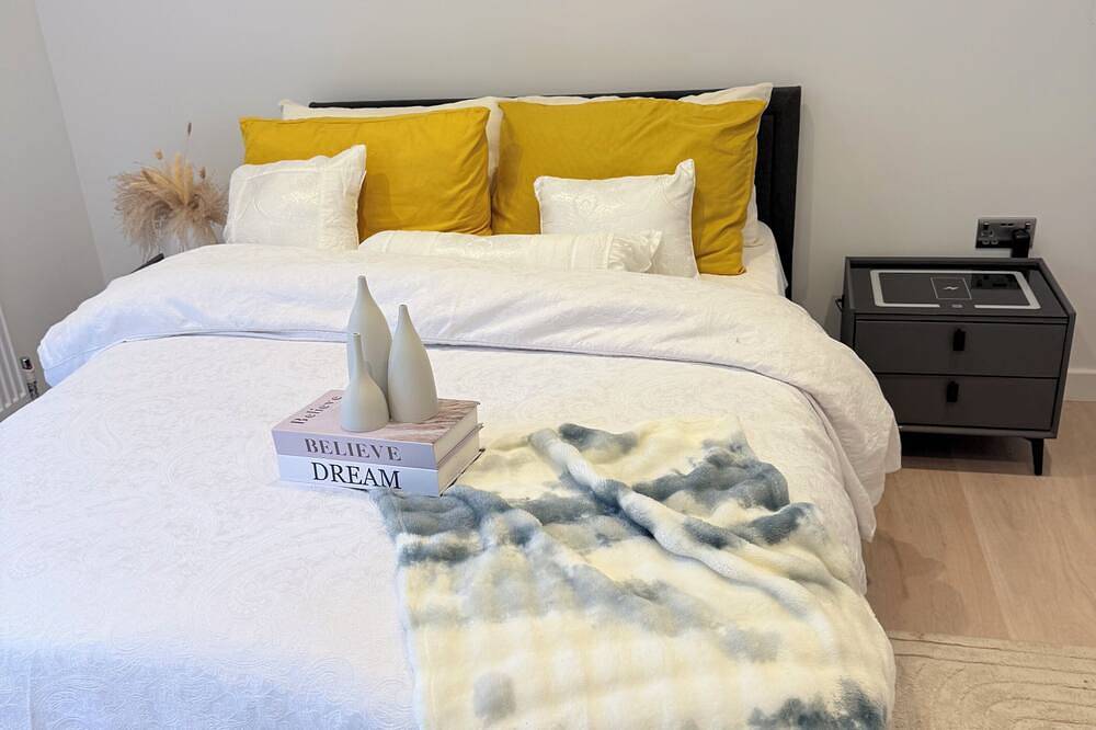 Apartamento entero, Modern Margate Retreat with Balcony & Parking | William Turner House in Botany Bay, Kent