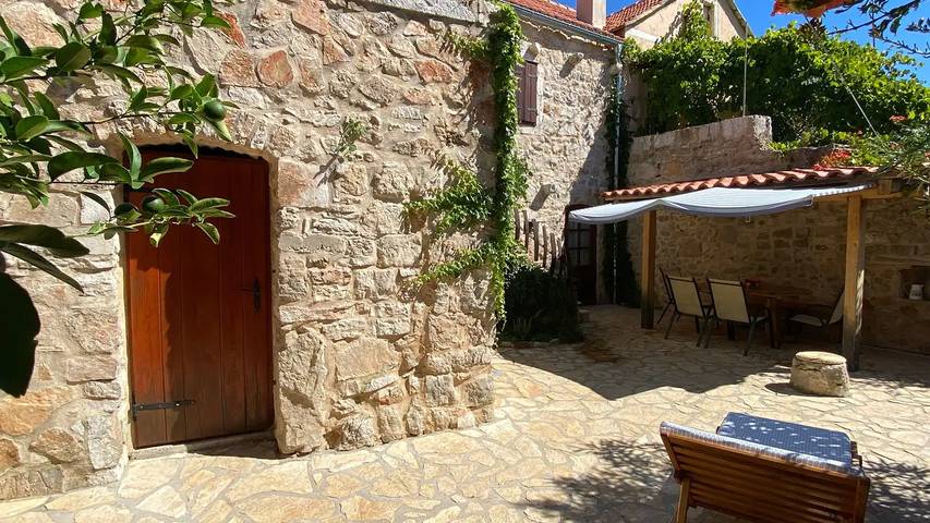 Ferienhaus für 8 Personen, mit Terrasse und Pool