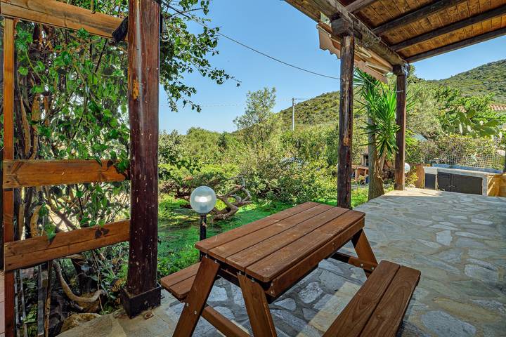 Maison de vacances 'Il Carrubbo' avec vue sur montagne, terrasse privée et climatisation in Lu Lioni, San Teodoro