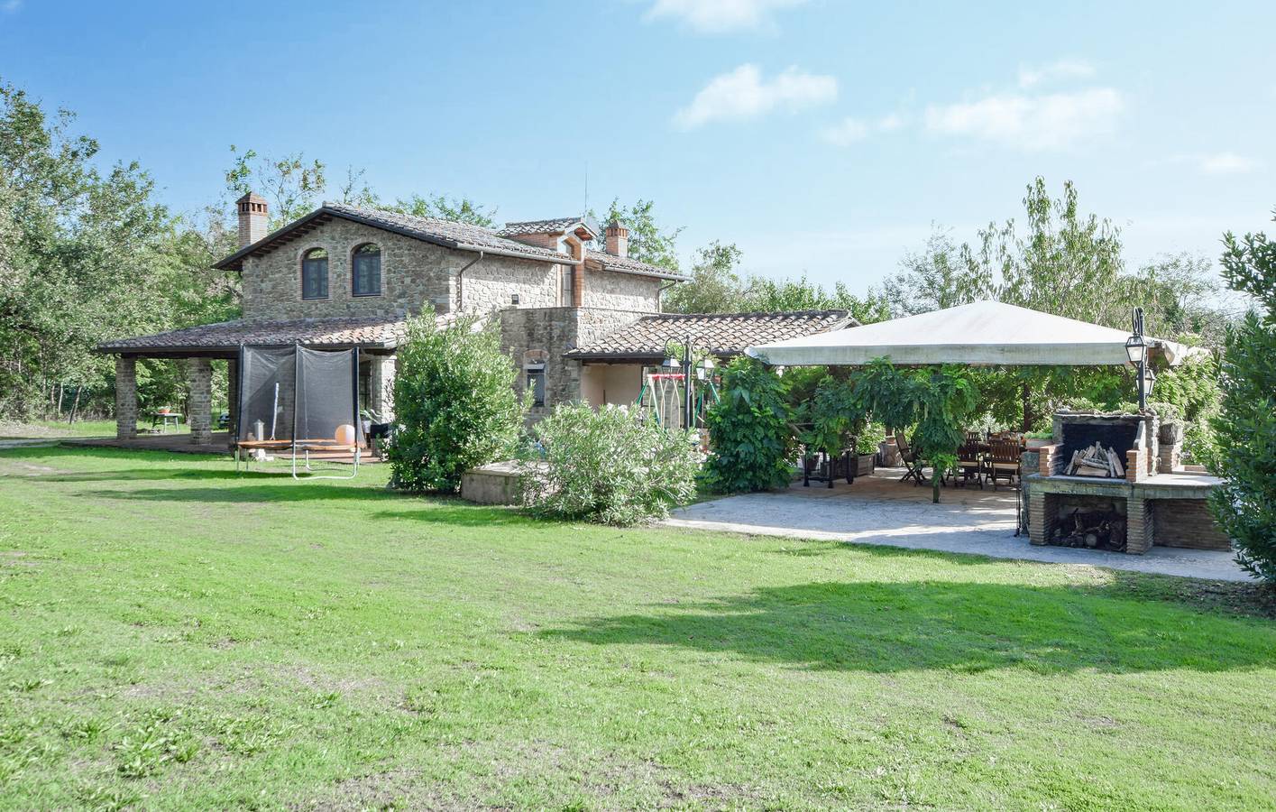 Accogliente appartamento con piscina e giardino vicino alla spiaggia in Arezzo, Provincia di Arezzo