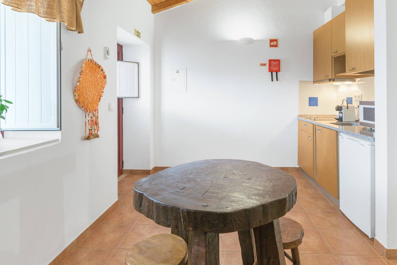 Apartamento entero, Casa de vacaciones 'Eva' con vistas a la montaña, Wi-Fi y aire acondicionado in São Luís, Costa Alentejana