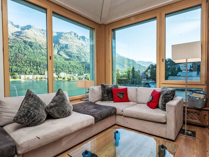 Ferienwohnung für 4 Personen, mit Balkon und Seeblick sowie Ausblick in St. Moritz
