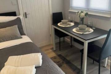 Cottage Rentals for 2 Guests in London, South East England, Picture 2
