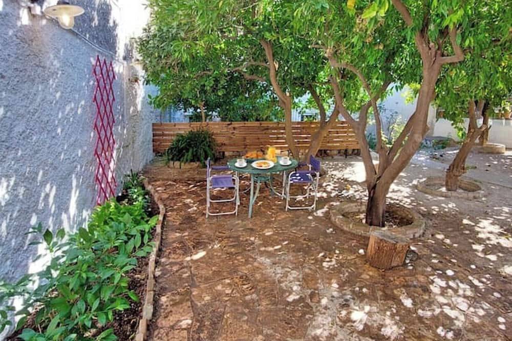 Ganze Wohnung, Eliana's downtown studio in Lesbos