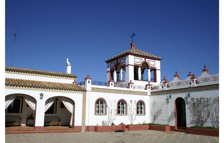 Terrassenwohnung mit Pool in der Nähe von El Garrobo in El Garrobo, Sevilla Provinz