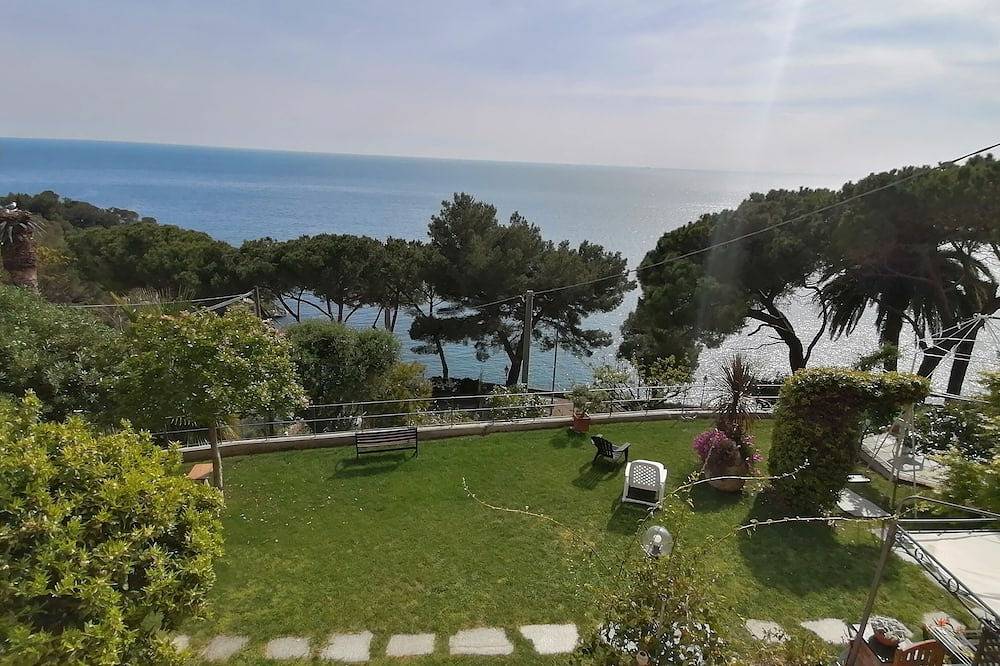 Appartamento intero, Super studio per 4 pers. in riva al mare, con giardino+pergola privata e piscina in Pieve Ligure, Riviera Ligure