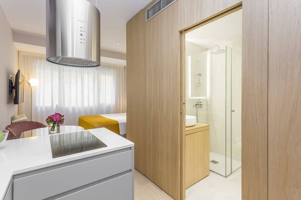 Entire apartment, Brand new Studio of 30m2 equipped with all you need to have a very comfortable stay in Madrid including fast Wifi, Smarttv, double bed and fully equipped kitchen. in Centro (Madrid), Madrid
