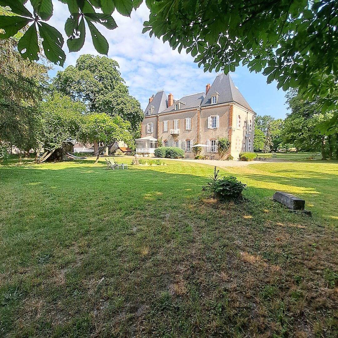 Le Manoir d'Estiveaux - La chambre de Théodore in Le Châtelet (Cher), Saint-Amand-Montrond