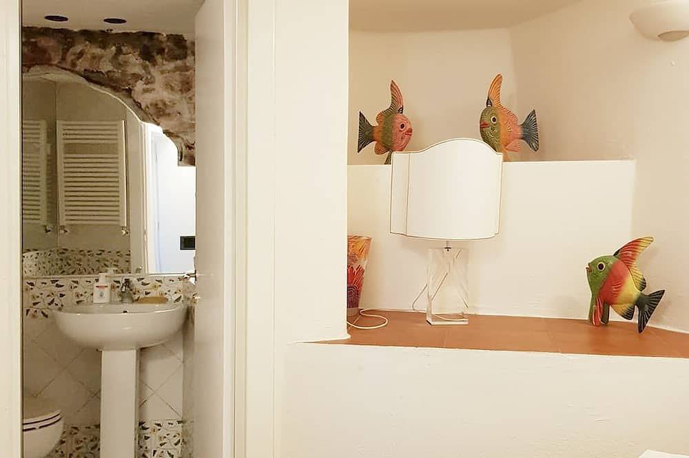 Entire apartment, Lerici, pedestrian zone, 80mt sea, 500mt beach, roof terrace, wifi, Sattv in Lerici, Lerici Municipality