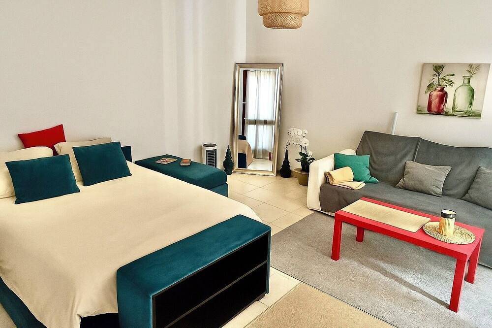 Appartement entier, F1 lumineux cosy vue sur piscine balcon et parking privé in Perpignan, Côte méditerranéenne (France)