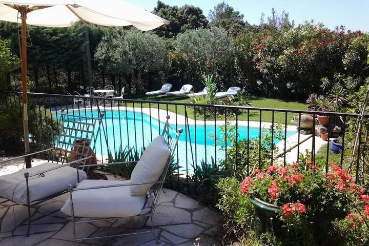 Gîte pour 6 personnes, avec Balcon et Terrasse ainsi que Jardin et Piscine à Villeneuve-lès-Avignon - 3