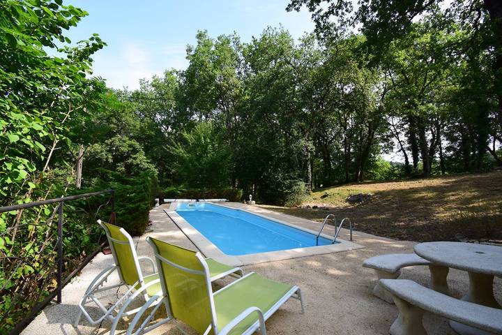 Location de vacances pour 4 personnes, avec piscine à Blanquefort-sur-Briolance