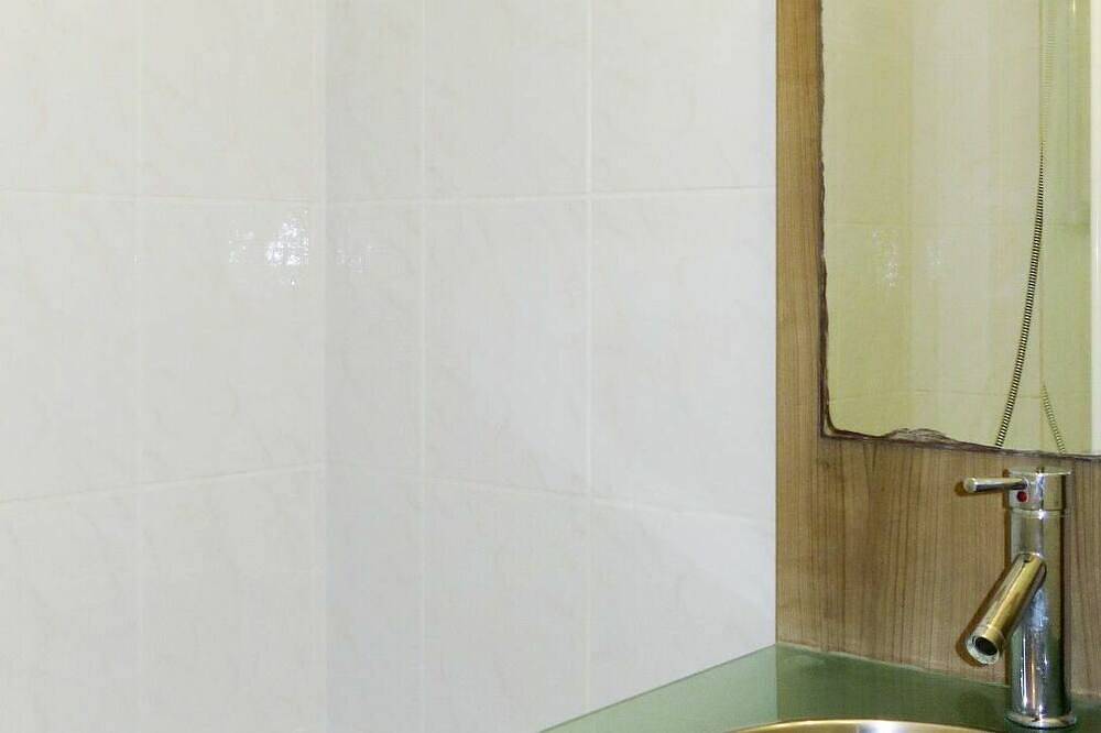 Nice apartment in villa for 8 people with Wifi, pool, Tv, terrace and pets allowed in Azay-le-Rideau, Loire Valley