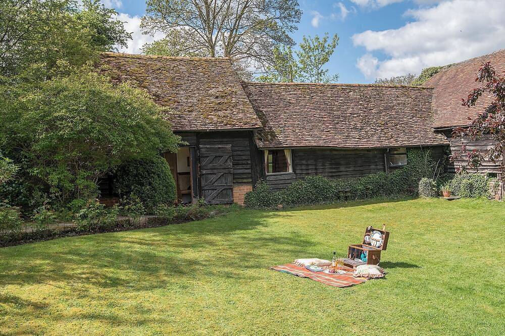 Pheasants Hill Old Byre in Hambleden, Chiltern Hills