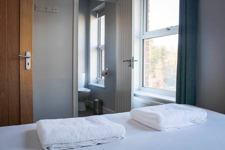 Ferienhaus-Luxus-Ensuite mit Dusche-Blick auf den Fluss-Glandwr House in Rhayader, Powys