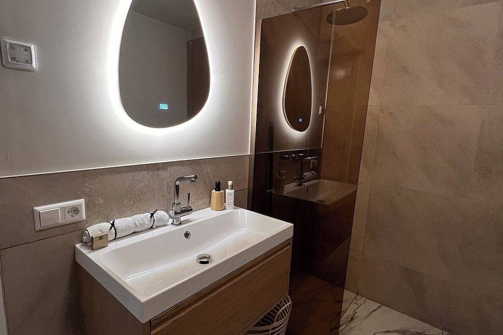 Geheel appartement, Wellness-Loft: sauna, jacuzzi& cinema. Centrally located near the station in Bodegraven, Groene Hart