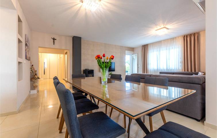 Charmante 2-Zimmer-Wohnung mit Pool, Terrasse und WLAN in Dalmatinisches Zagora