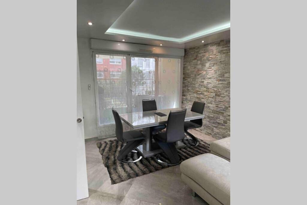 Appartement entier, Two-Bedroom Apartment in Rosny-sous-Bois, Seine-Saint-Denis