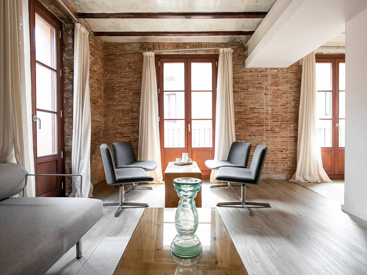 Geheel vakantieappartement, Vakantieappartement voor 8 personen met balkon in Barcelona Centre, Barcelona