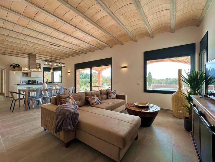 Location de vacances pour 8 personnes, avec piscine ainsi que jardin et vue à Peralada