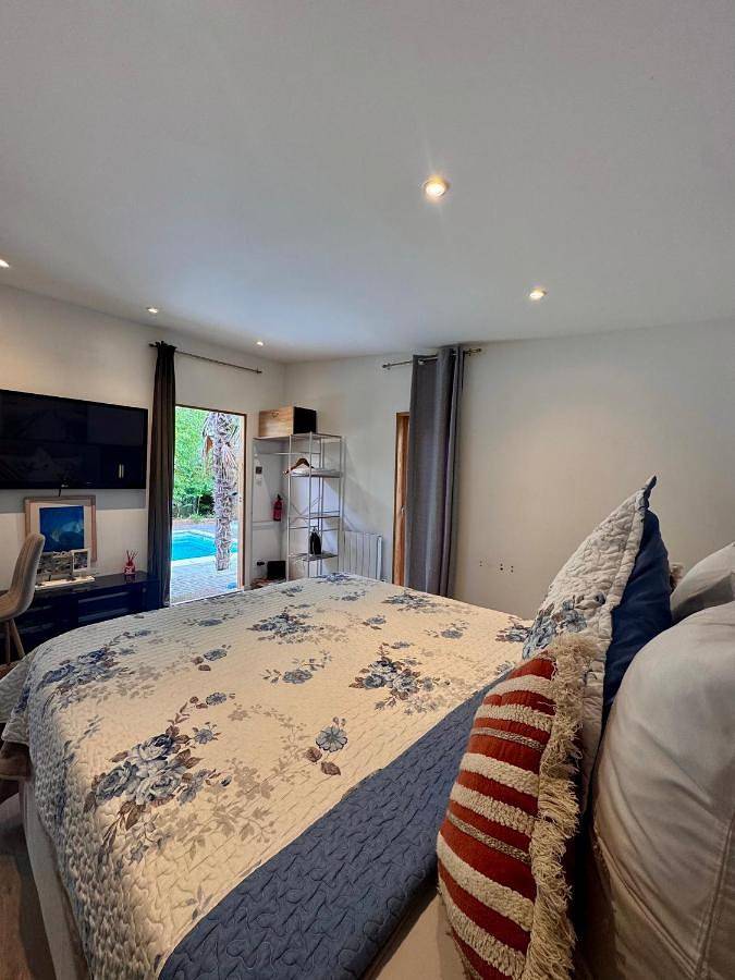 Gîte pour 2 personnes, avec piscine et jardin ainsi que sauna et jacuzzi à Meyzieu - 3