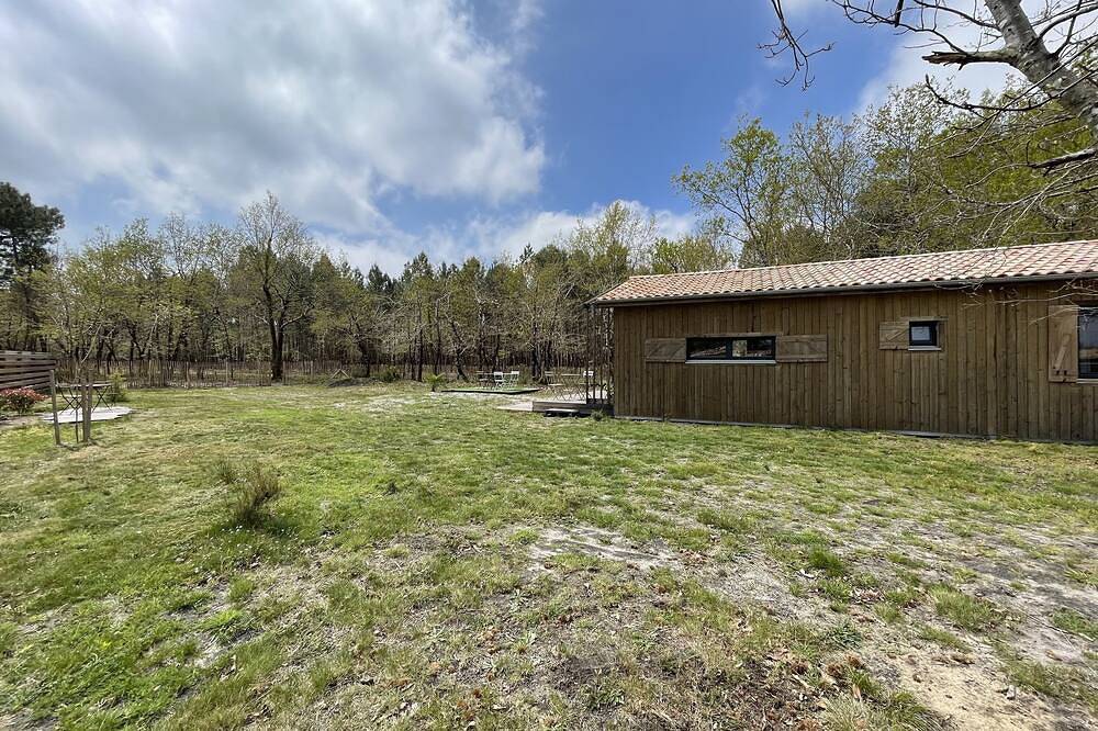 Small wooden house on the edge of a forest in Hourtin, Lesparre-Médoc region