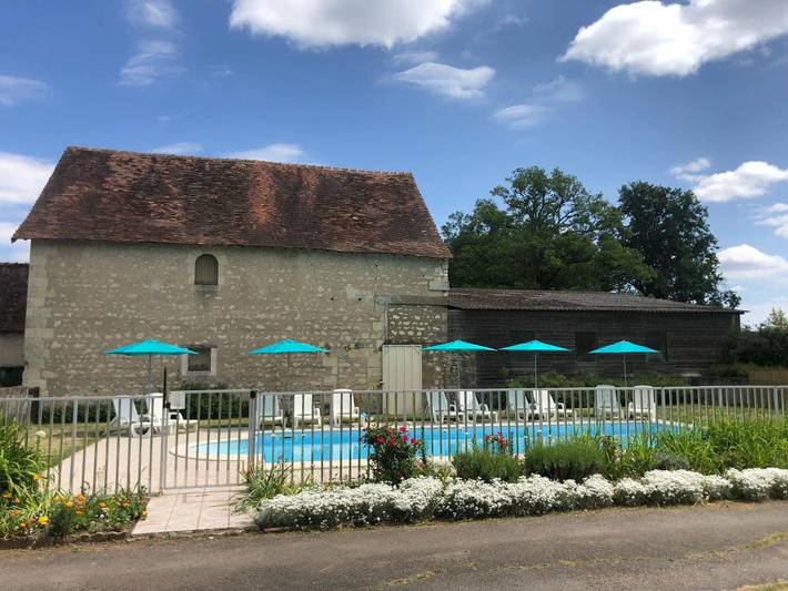 Location de vacances pour 5 personnes, avec vue ainsi que piscine et jardin à Oyré - 3