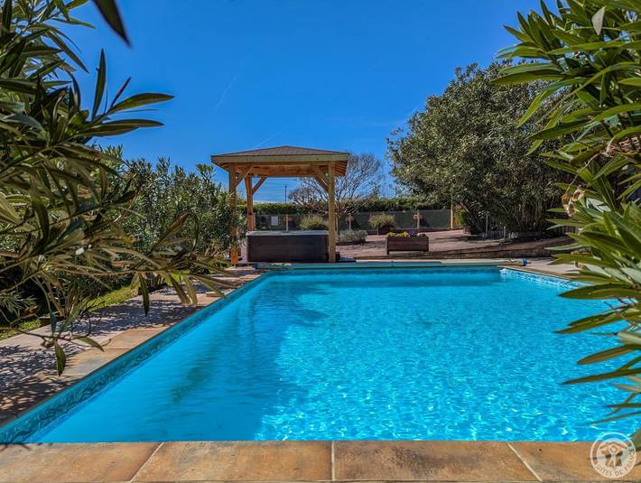 Gîte pour 9 personnes, avec Terrasse et Jacuzzi ainsi que Jardin et Piscine