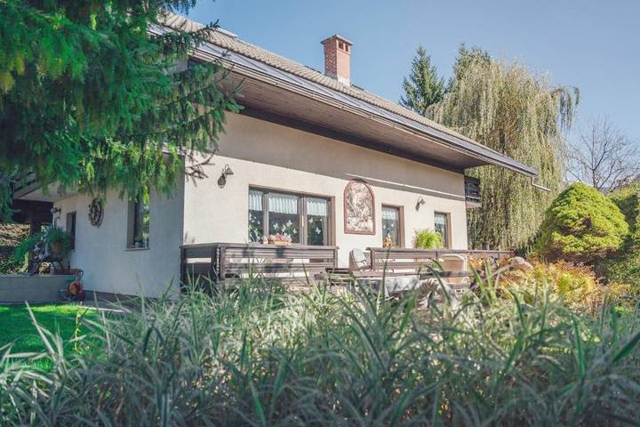 Gîte pour 7 personnes, avec vue et jardin, adapté aux familles dans Mojstrana