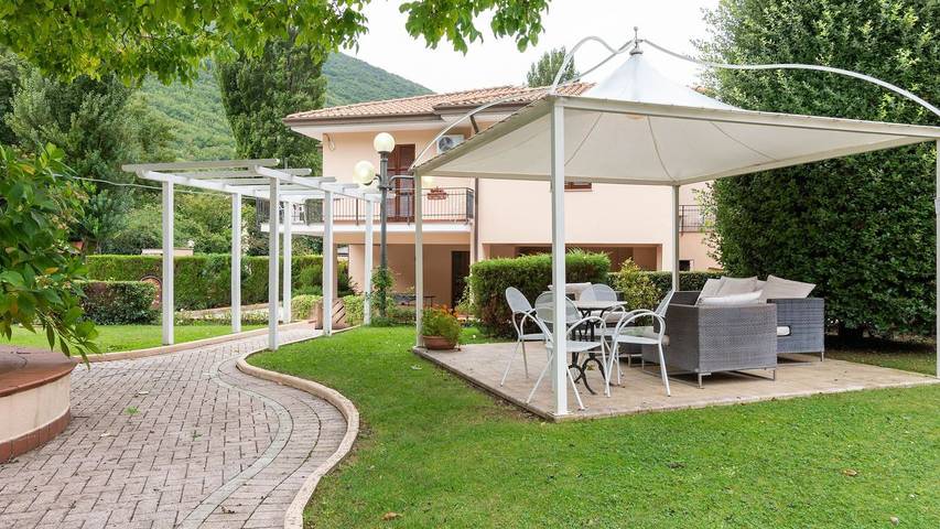 Casa de vacaciones para 4 personas, con jacuzzi y jardín además de piscina y sauna - 1