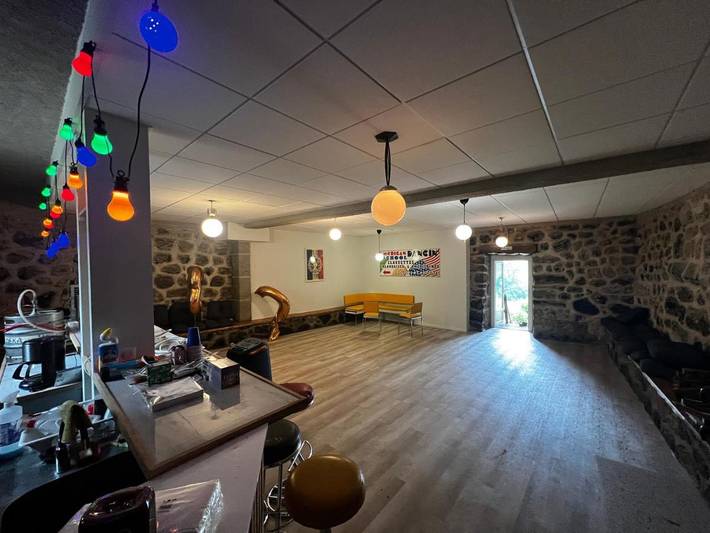 Location de vacances pour 36 personnes, avec piscine ainsi que balcon et vue à Coubon - 2