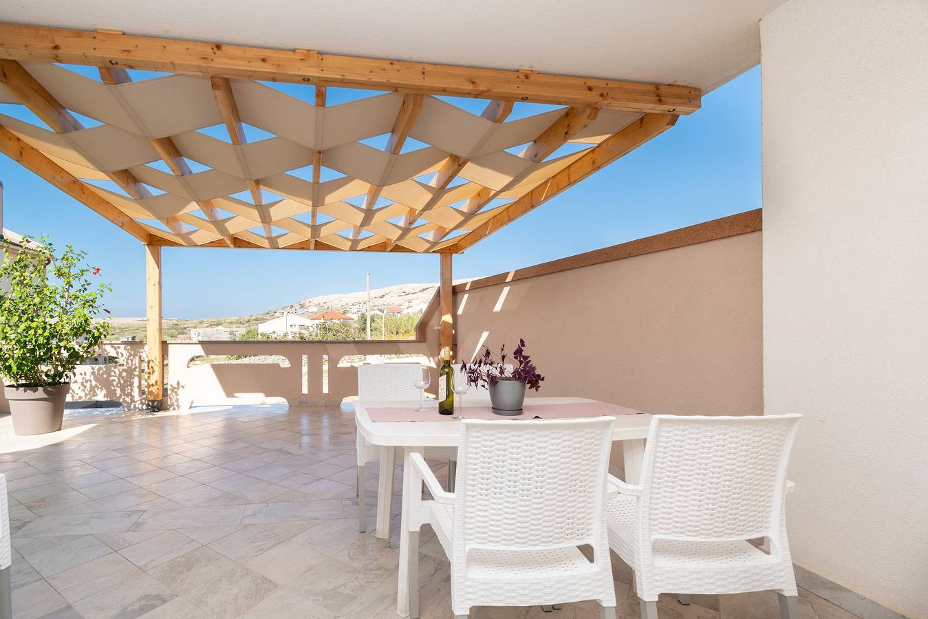 Ganze Wohnung, 2-Zimmer-Ferienwohnung mit Terrasse und Meerblick Zubovici (Pag) -b in Zubovići, Pag