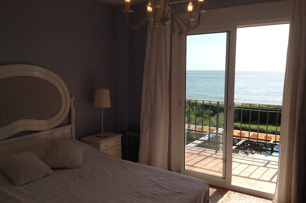 Apartamento entero, Malaga: Wifi, A/C, primera linea de playa, piscina, tenis, espectaculares vistas frontales y despejadas al mar in Torre de Benagalbón, Rincón de la Victoria