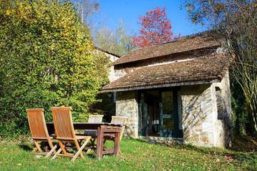 Gîte pour 6 personnes, avec terrasse ainsi que jardin et piscine, animaux acceptés à Lafarre