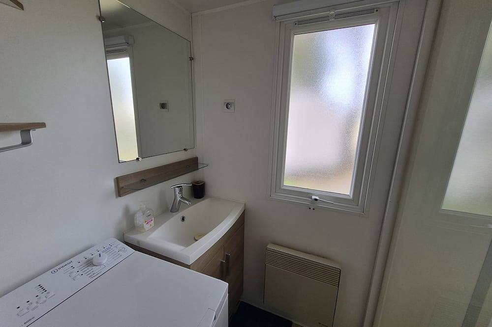 Comfortable mobile home for 6 to 8 people with covered terrace at Lac des Rêves in Lattes, Côte d'Améthyste