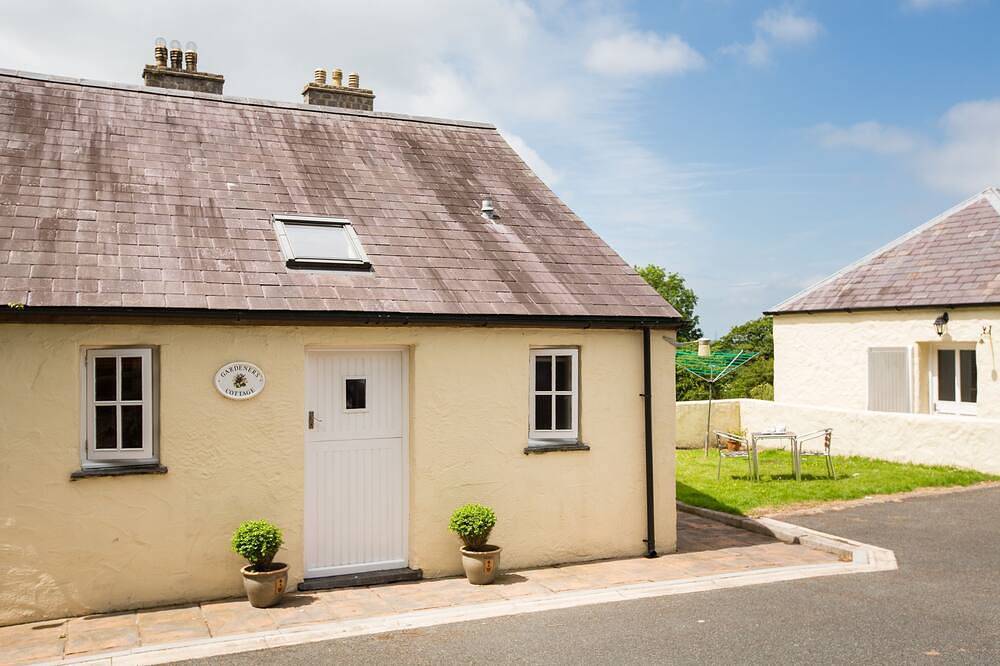 Gardeners Cottage - sleeps 4 guests  in 1 bedroom in Freshwater East, Pembrokeshire