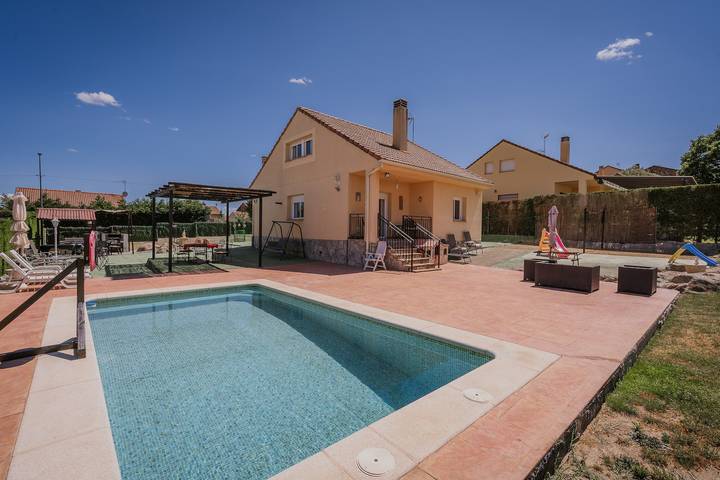 Casa rural para 8 personas, con jardín, Se admiten mascotas en Provincia de Segovia