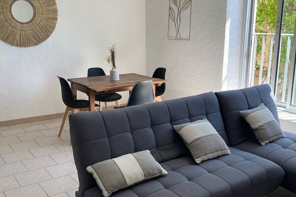 Entire apartment, Spacious 2 bedrooms / closed private parking in Entraigues-sur-la-Sorgue, Vaucluse